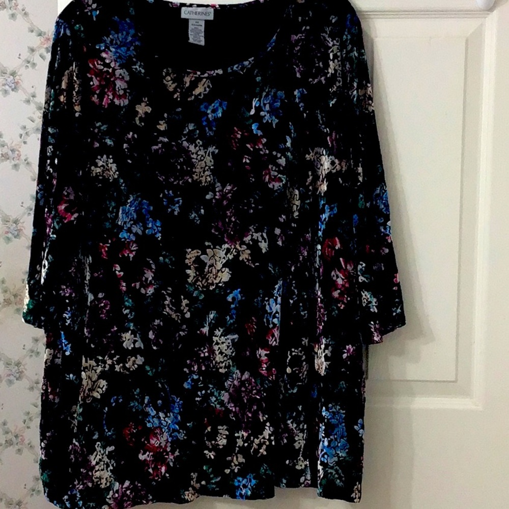 Plus size 2 X lush velvet feeling top for the holidays w/ 3/4 length sleeves.